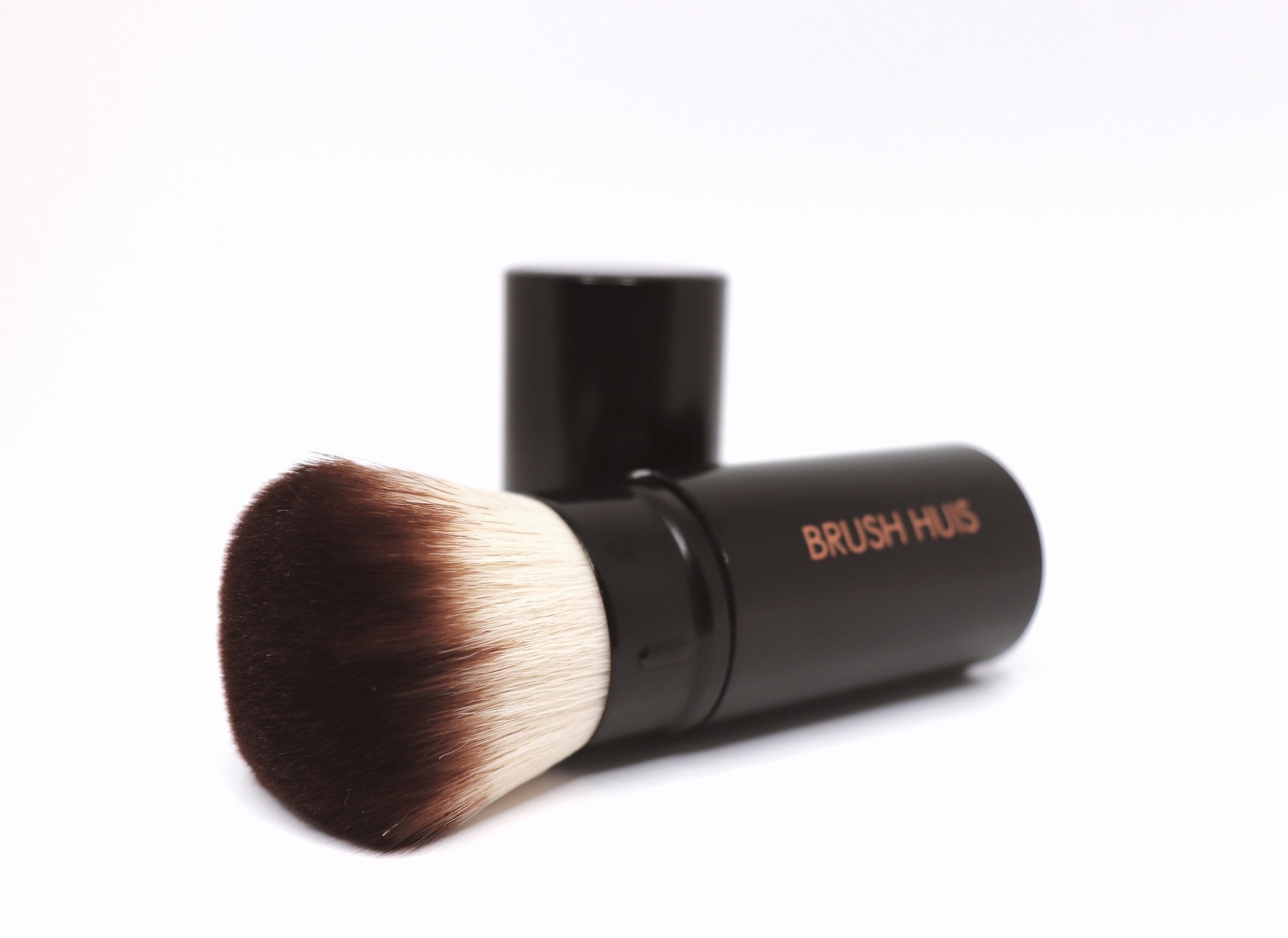 High quality affordable kabuki makeup brush, compact with a lid to keep safe in handbag.