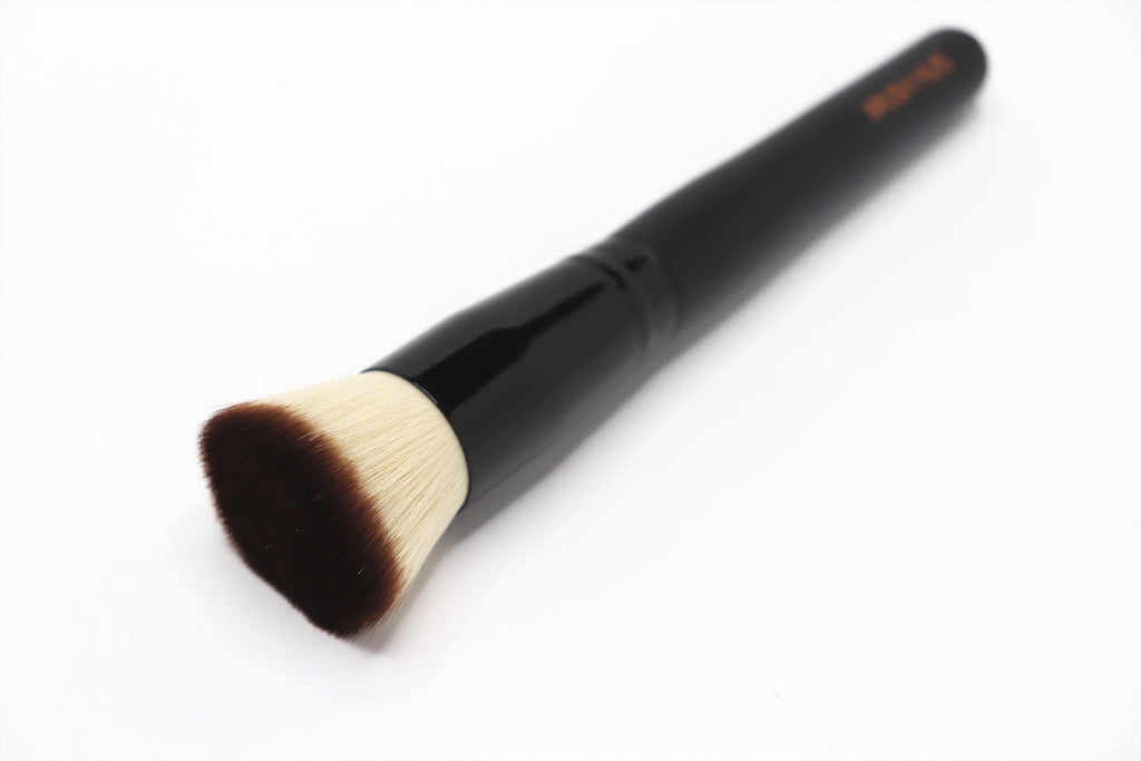 Brush Huis, high quality makeup brush, foundation brush. Synthetic hair, vegan makeup brush.